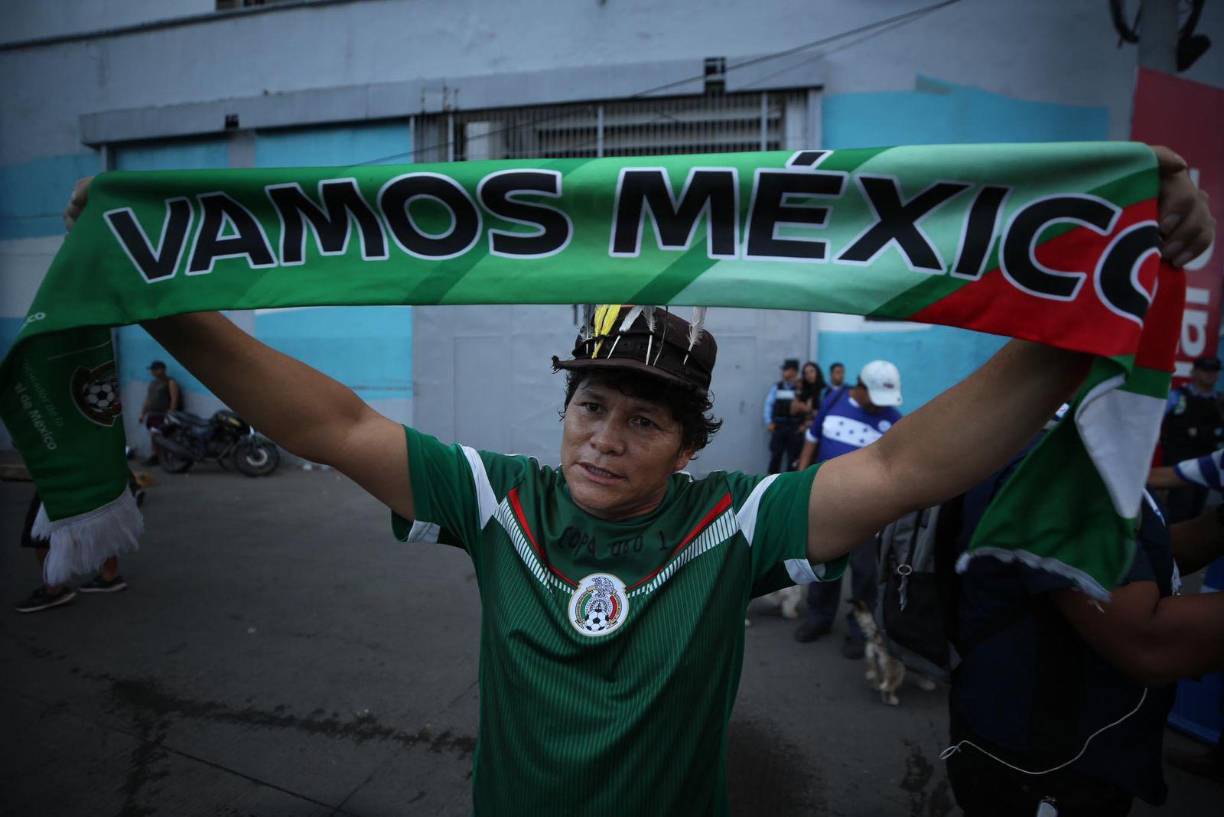 Los mexicanos tampoco podían faltar en las afueras del recinto capitalino