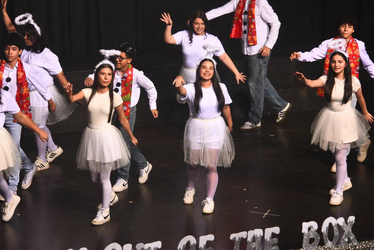 Los estudiantes cantaron y bailaron las canciones navideñas más populares de todos los tiempos.