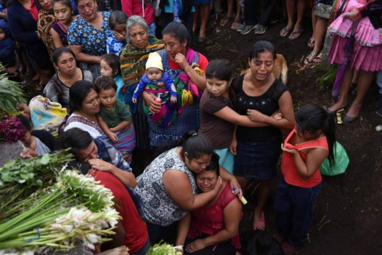 Las autoridades aún no han calculado la cantidad de material que el volcán expulsó y que se acumula en la ladera sureste de la montaña.