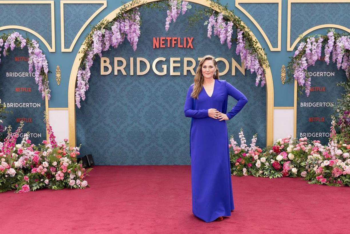 Ruth Gemmell, quien interpreta a la matriarca de los Bridgerton, Lady Violet Bridgerton, lució deslumbrante con un vestido azul.