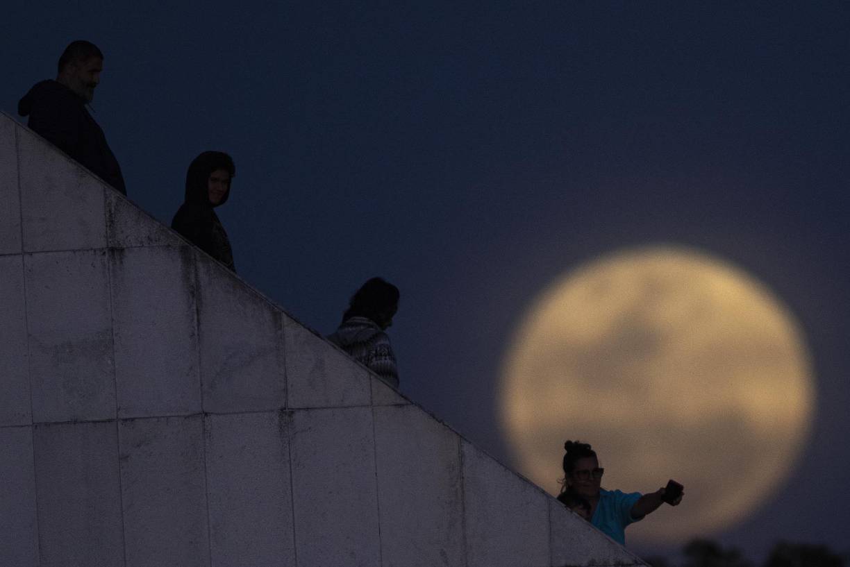 En Occidente esta luna también es llamada la luna del trueno, en referencia a las frecuentes tormentas eléctricas de esta época del año.