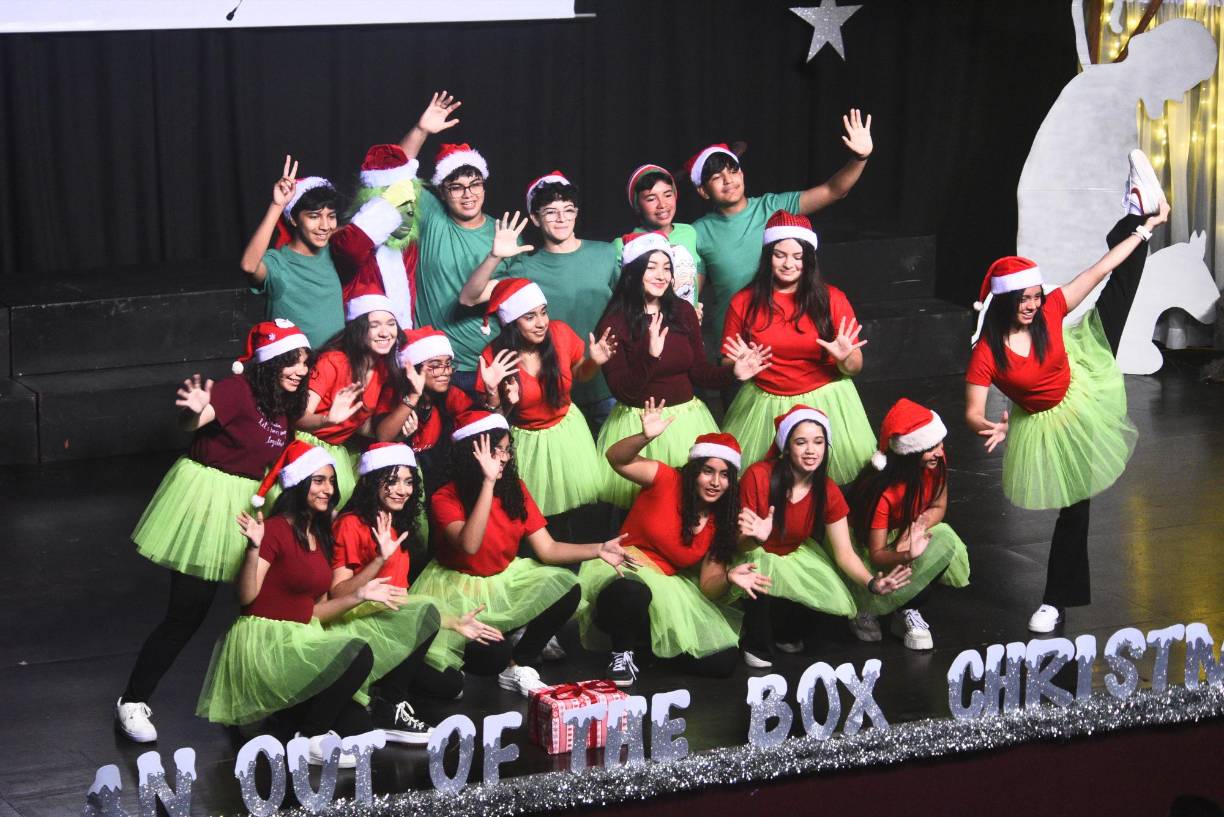 Los niños deleitaron con impresionantes bailes. 