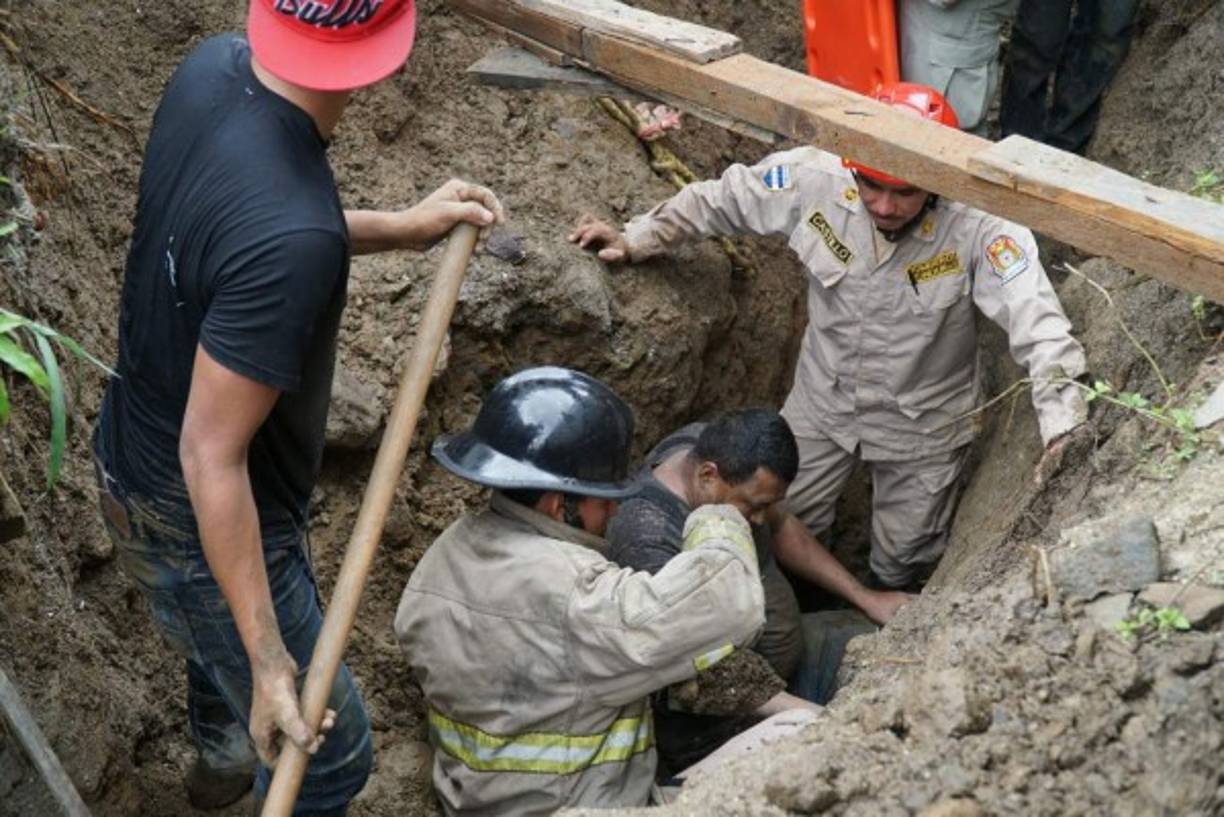 Los fontaneros trabajaban dentro de una zanja cuando les cayó la tierra encima.