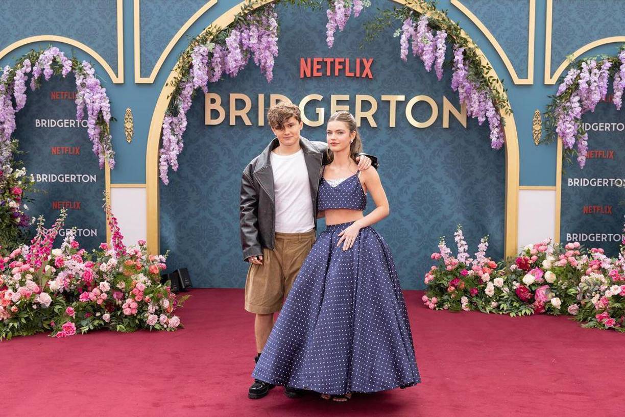 Will Tilston, Gregory Bridgerton en la serie, su estilismo fue uno de los más modernos y divertidos de la velada.Florence Hunt lució una blusa corta de lunares azul y una falda del mismo color de Miu Miu. Ella interpreta a Hyacinth Bridgerton, la hija menor de los Bridgerton.