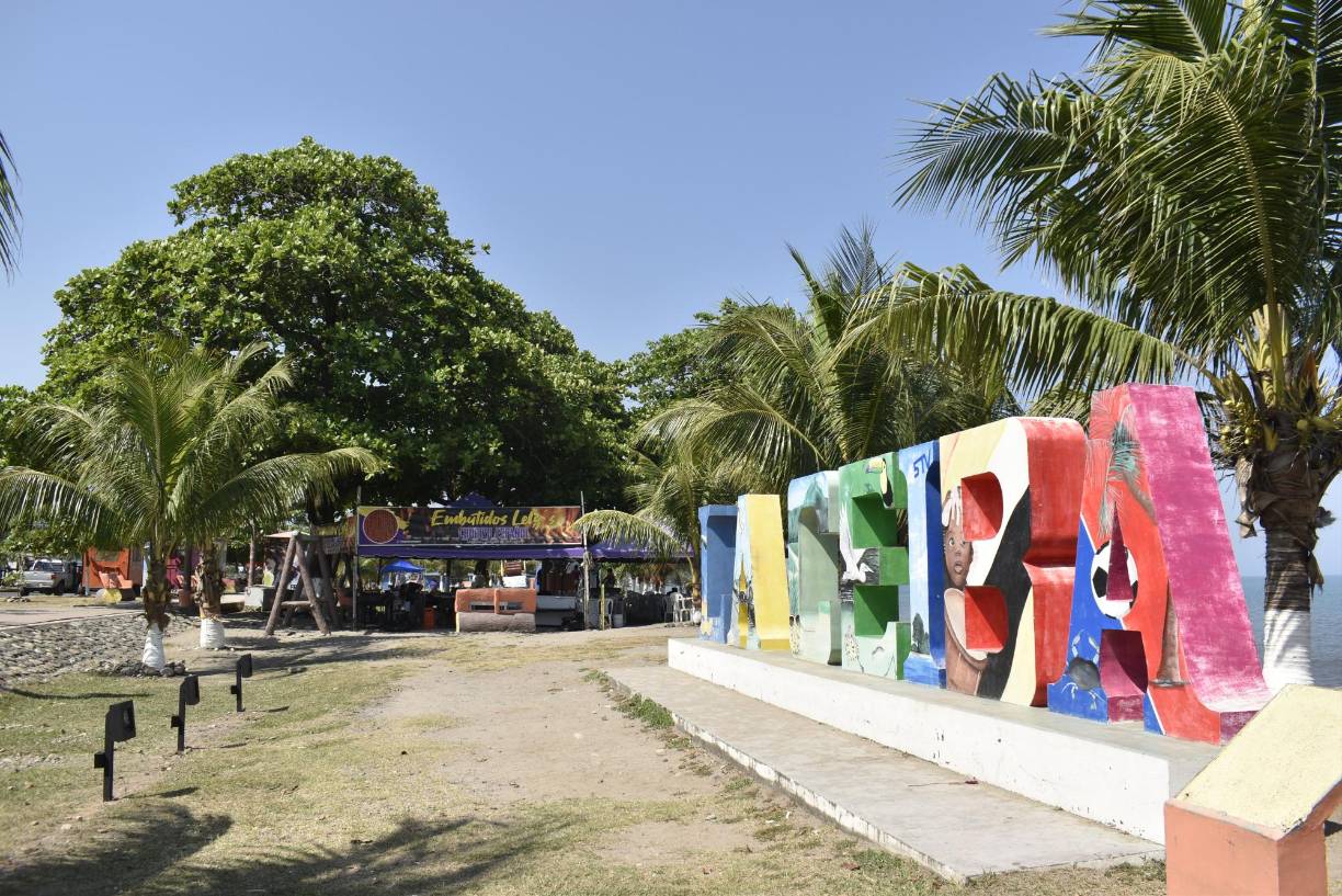 Hay toda una variedad en el casco urbano de La Ceiba, donde el visitante puede disfrutar del mar, la vida nocturna, la gastronomía y los oficios religiosos.