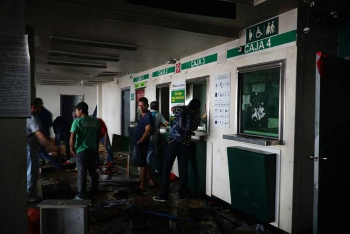 Hoy por la mañana empleados de los diferentes lugares llegaron para limpiar los locales.