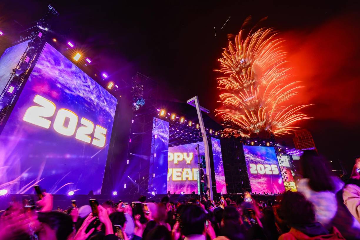 Fuegos artificiales desde el rascacielos Taipéi 101 iluminan el cielo nocturno para celebrar el Año Nuevo en Taiwán.