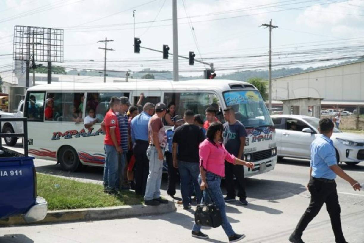 Siempre en el occidente, específicamente en Naco y Camalote, se reporta que ya no hay paso.
