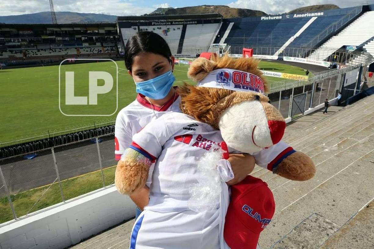Esta bella joven alentó al Olimpia con un muñeco de león.