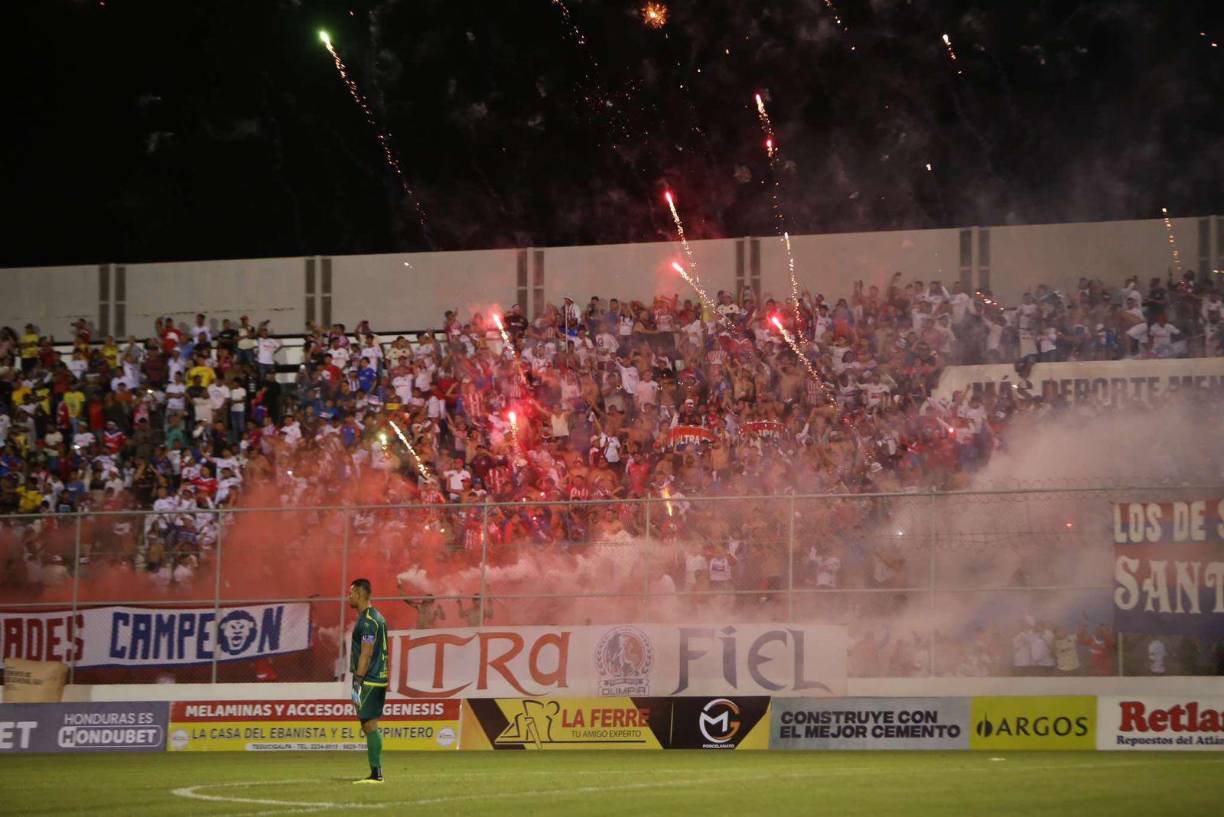 La noche en Comayagua se pintó de rojo, azul y blanco. ¡Tremenda fiesta!
