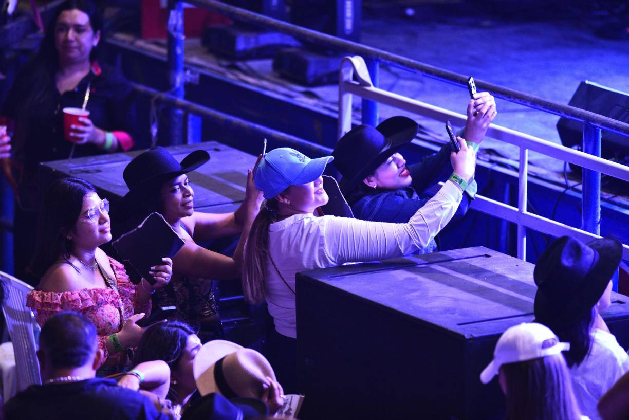 El Trono de México se entregó a su público y deleitó con sus canciones románticas