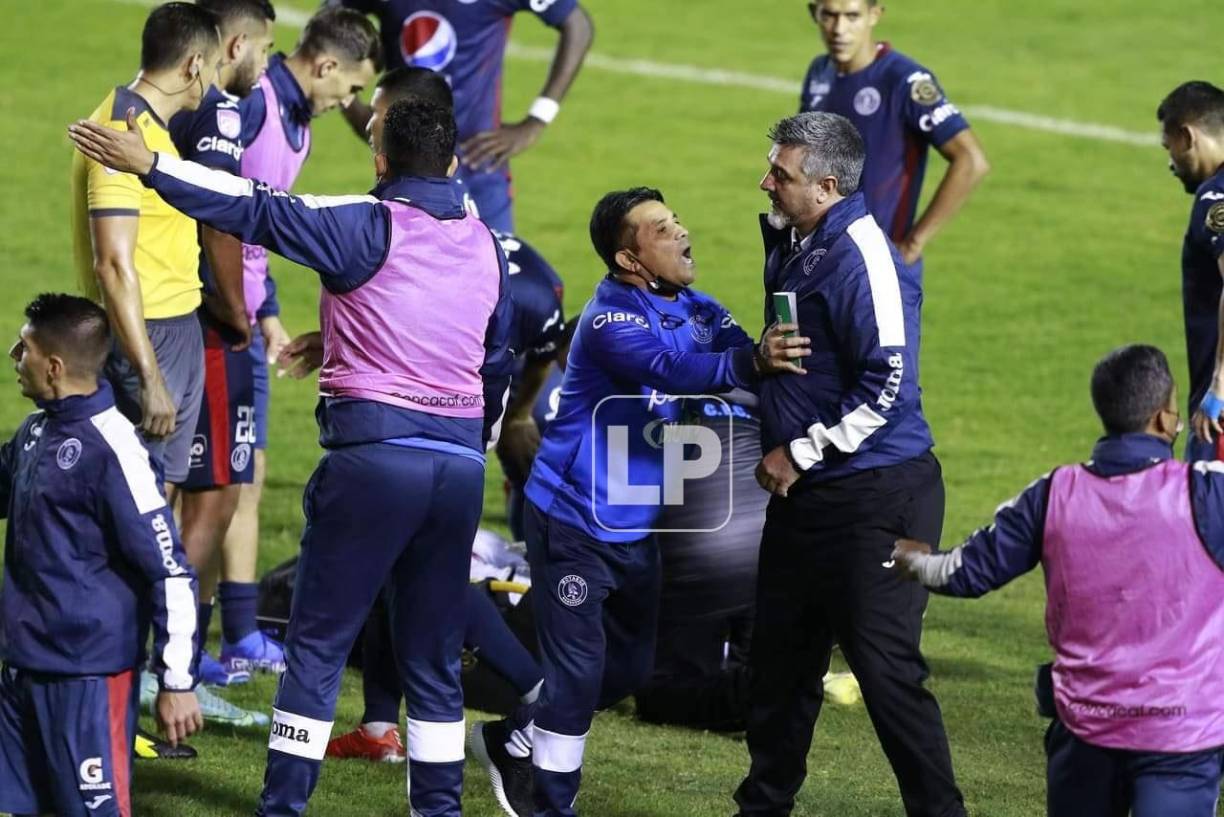 Diego Vázquez se metió al campo en medio del zafarrancho.