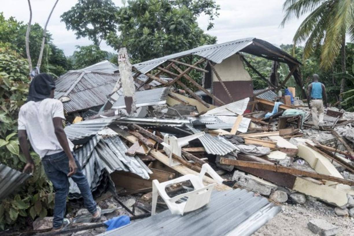 Los residentes que construían a toda prisa refugios al aire libre estaban abatidos. 'Anoche lo pasamos muy mal. Mucho viento y luego la lluvia. Me quedé sentada, las ráfagas nos echaban agua encima', cuenta Natacha Lormira, sosteniendo en una mano el fino trozo de madera al que está sujeta una lona rasgada.