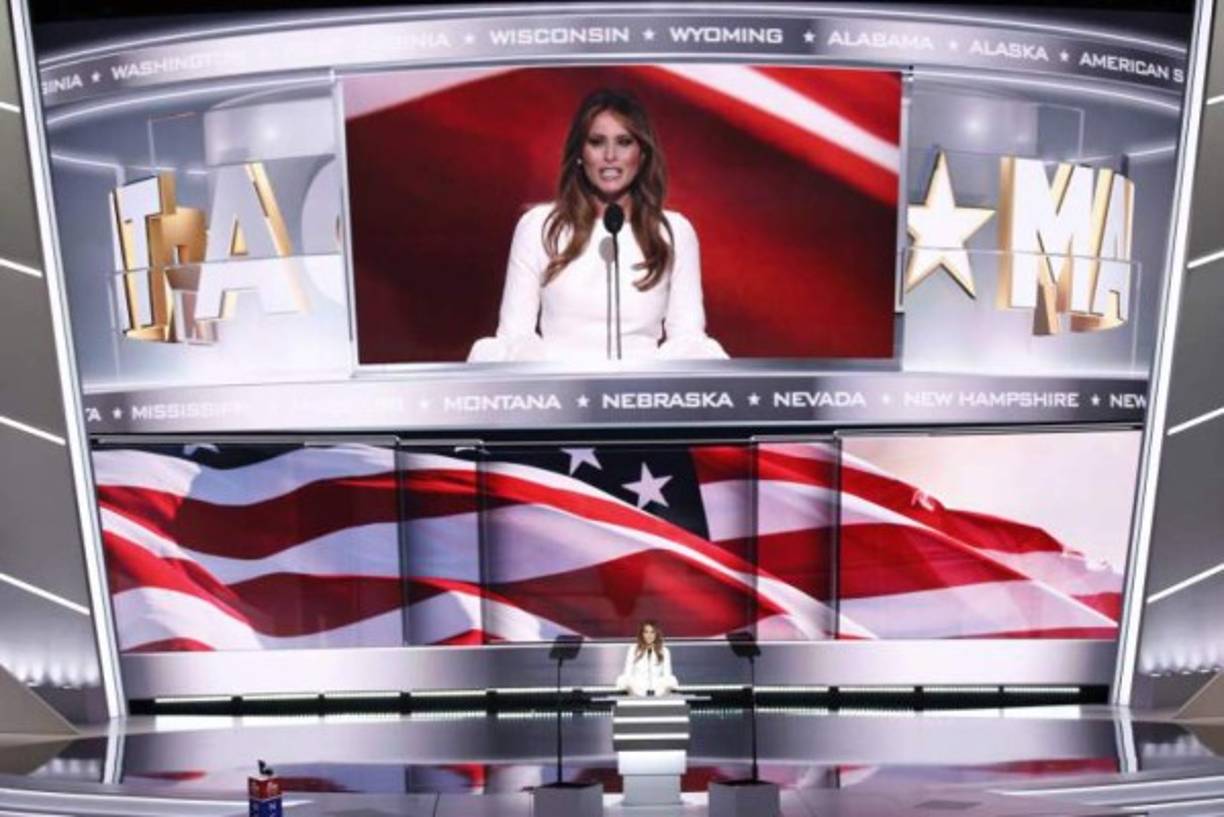 Acusan a Melania Trump de plagiar discurso de Michelle Obama. El discurso pronunciado hoy por Melania Trump en el pleno de la Convención Nacional Republicana guardó tales similitudes con uno de Michelle Obama en 2008 que algunos medios estadounidenses acusaron de 'plagio' a la esposa de Donald Trump. La esposa del magnate fue la estrella de la primera jornada en Cleveland, pero mientras muchos elogiaban su estilo y su porte, otros comparaban palabra por palabra su discurso con el que dio la actual primera dama hace ocho años en la Convención Nacional Demócrata.<br/><br/>