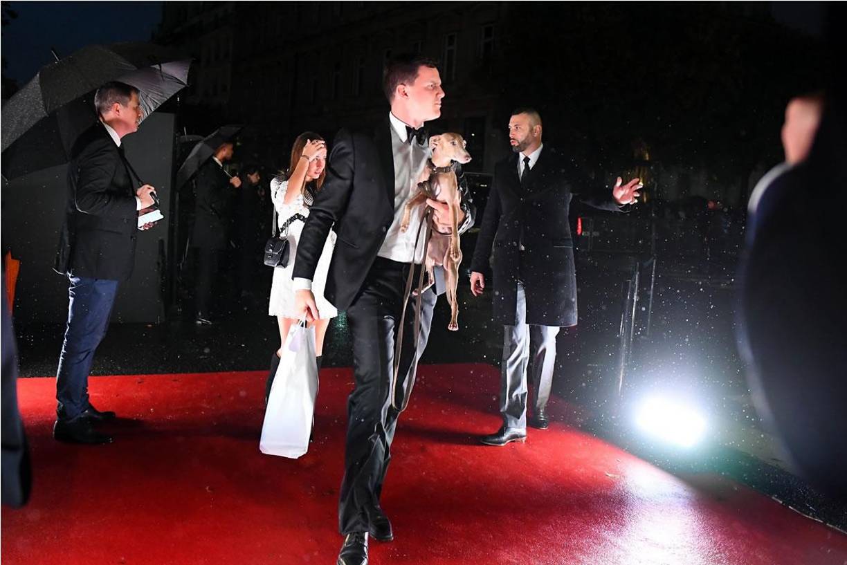 ¡Llegó ‘Firulais‘! En la alfombra roja del Balón de Oro apareció este hombre cargando un perrito.