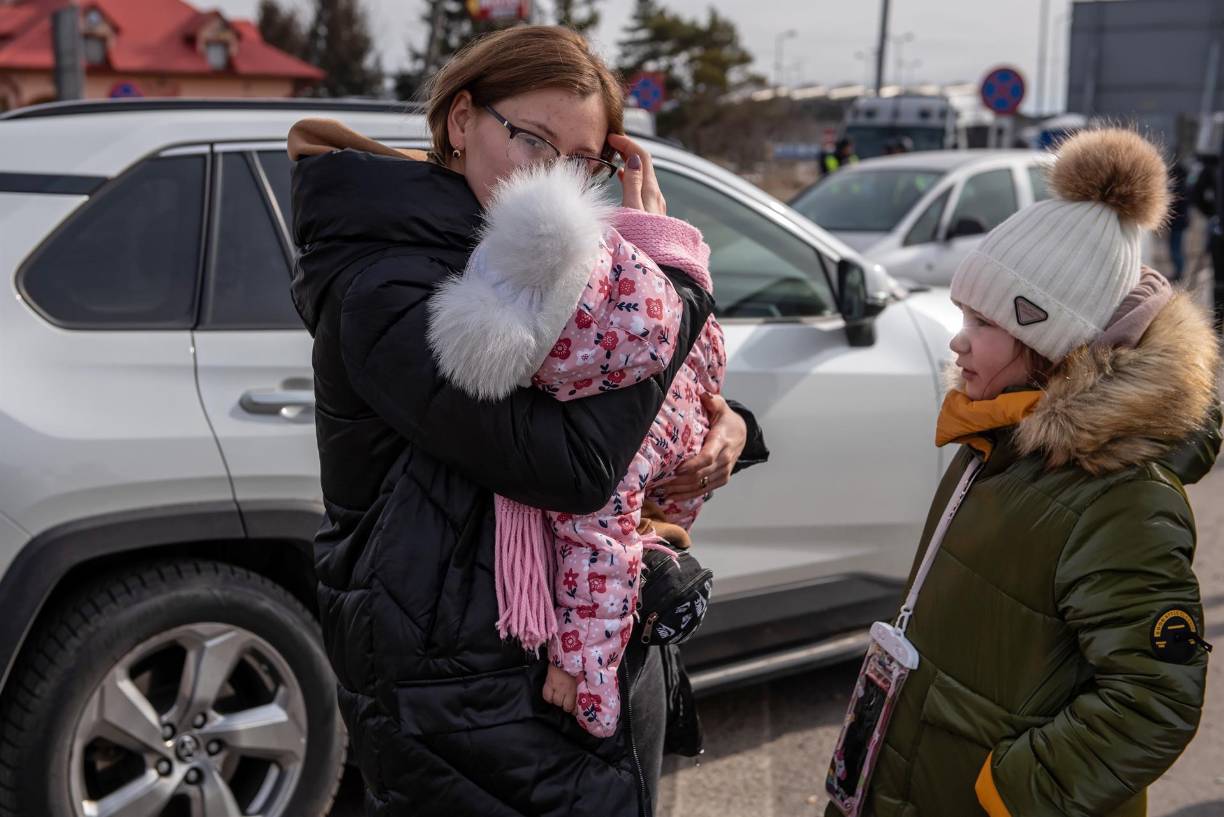“Hay mucha atención entorno a los que huyen hacia los países vecinos, pero es importante recordar que la mayor parte de la gente afectada está en Ucrania”, declaró Karolina Lindholm Billing, responsable de ACNUR para Ucrania, en una conferencia de prensa en Estocolmo. 