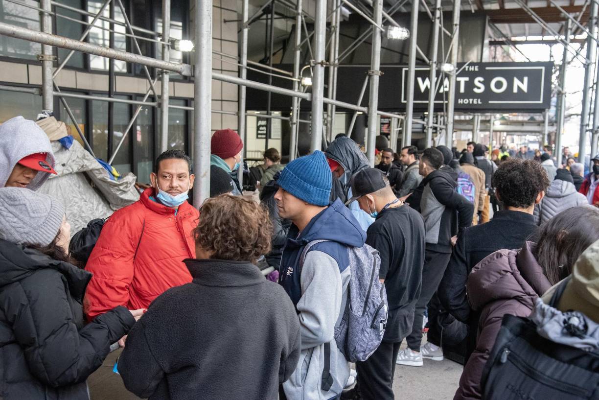 “Fuimos allá (a Brooklyn), pero nos regresamos, no es un lugar apto para vivir”, dijo Eduardo Girón, que hace dos días duerme en la acera junto al menos un centenar de hombres y aseguró que cuando llegaron a Nueva York se les dijo que no se preocuparan que “el Gobierno de EE.UU.” les daría “una vivienda digna por dos años”.