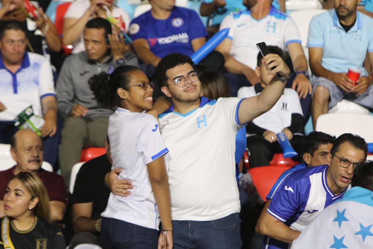 ¡La selfie para el recuerdo! Los aficionados y su postal antes del pitazo inicial. 