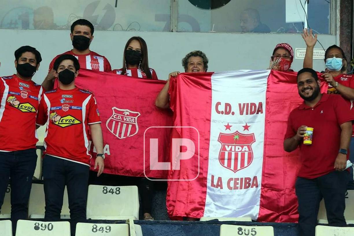 Aficionados del Vida asistieron al estadio Nacional para apoyar a su equipo.