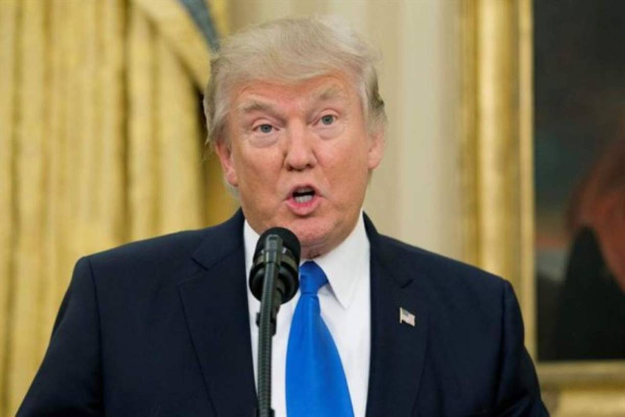 El presidente de EUA, Donald Trump, defendió este miércoles su decisión de despedir al ya exdirector del FBI James Comey y dijo que lo hizo porque 'no estaba haciendo un buen trabajo'. Fueron las primeras declaraciones públicas de Trump sobre el despido de Comey, que ha causado una tormenta política en EUA, y el presidente las hizo durante una reunión con el exsecretario de Estado Henry Kissinger (1973-1977) en el Despacho Oval.