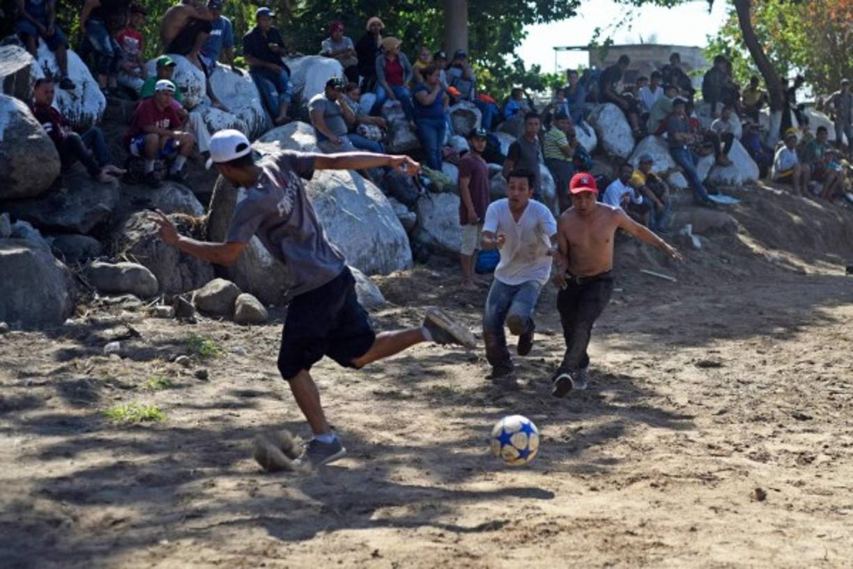 'Aquí vamos a permanecer esperando una oportunidad', dijo a la AFP la hondureña Esther Madrid detallando que el dinero que gana en su natal San Pedro Sula no le alcanza. 'Nuestros hijos tienen que comer', agregó.<br/>