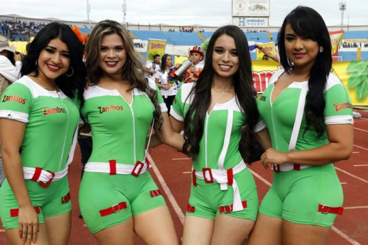 Edecanes de Zambos poniendo el sabor en el estadio Olímpico.