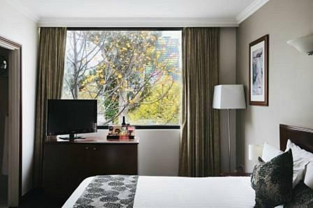 “Es un hotel para migrantes, a una habitación sucia, sin ninguna de sus pertenencias. Los abogados están haciendo su trabajo. Están trabajando para ayudar a Novak a trasladarse a un alojamiento adecuado y obtener la libertad”, señala la prensa de Serbia.