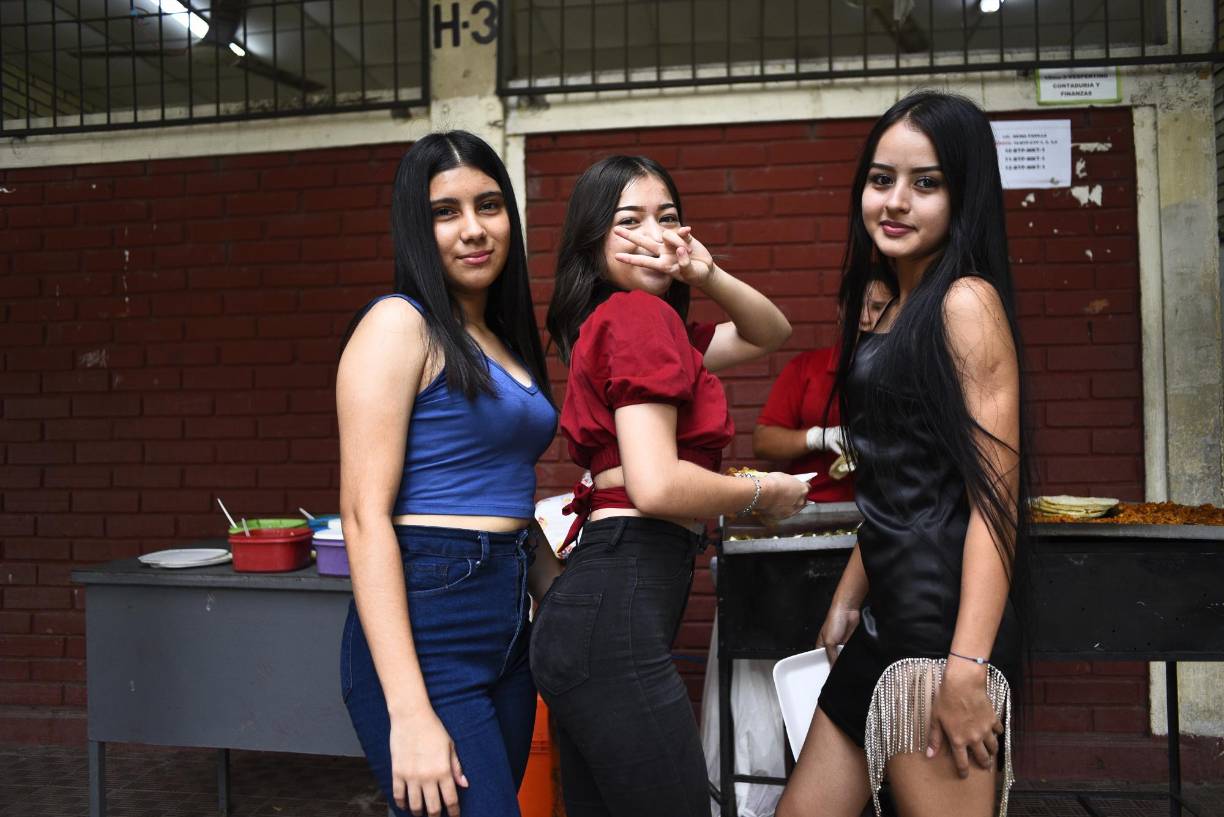 Jovencitas posan para el lente de Diario LA PRENSA.