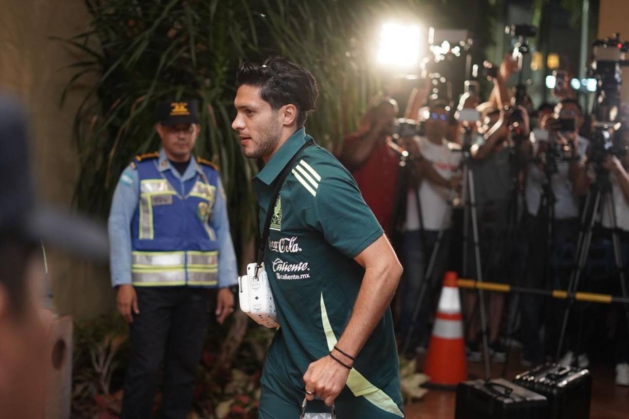 Raúl Jiménez, delantero del Fulham de la Premier League de Inglaterra, a su llegada al hotel de concentración de la selección mexicana en San Pedro Sula.