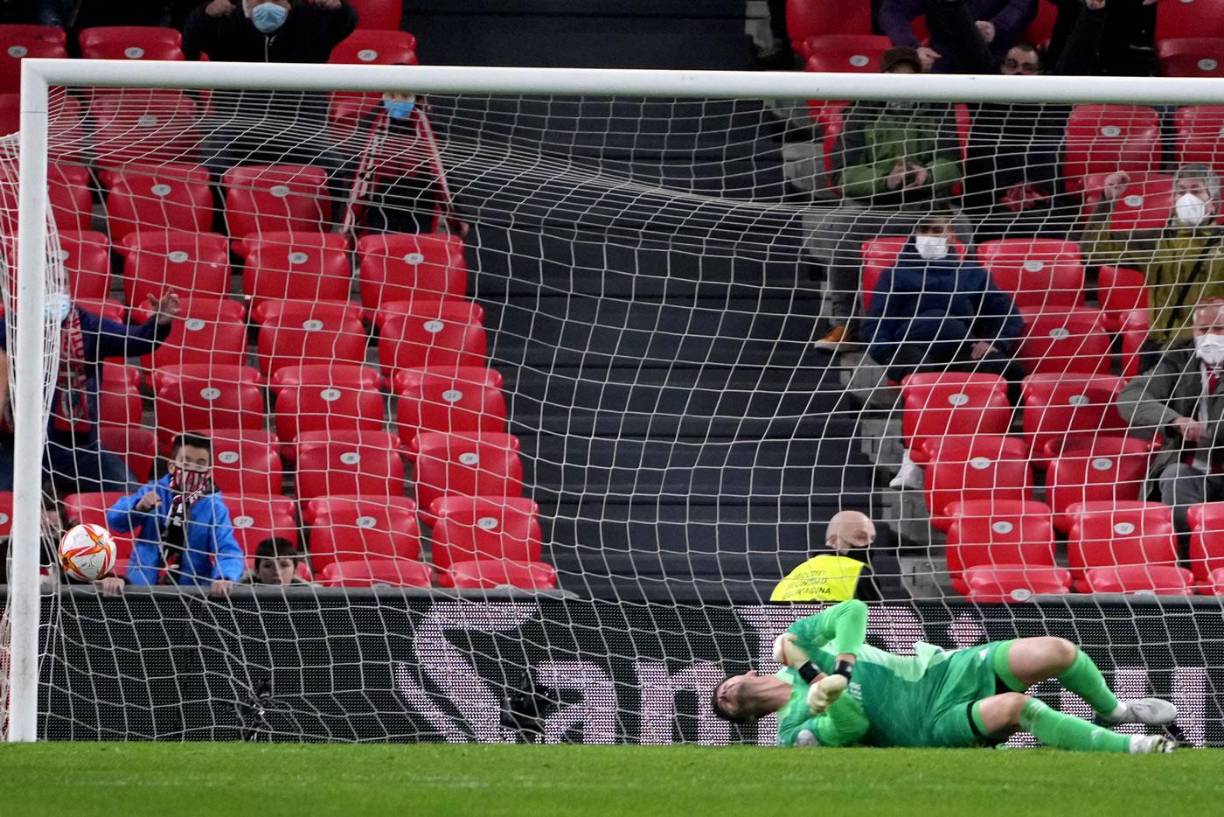 Thibaut Courtois observando como el balón entra en su portería tras el disparo de Álex Berenguer.