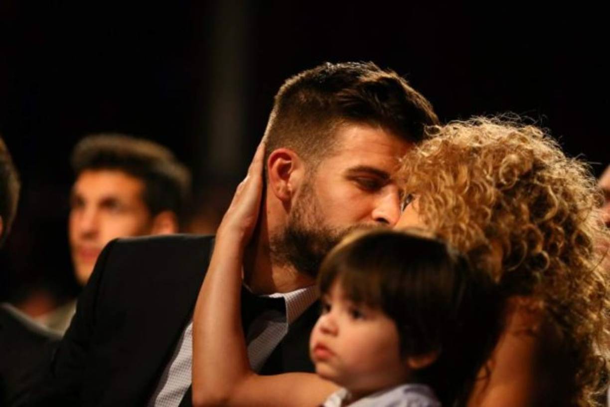 Con un tierno beso, Shakira felicitó a Piqué por ser reconocido como el mejor jugador catalán de la pasada temporada. Foto tomada de la Federación Catalana de Fútbol.