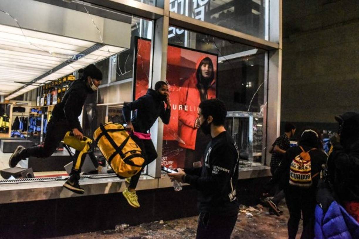 El alcalde de Nueva York, Bill de Blasio, anunció este lunes un toque de queda en Nueva York desde las 23h00 a las 05h00 local a raíz de las protestas que sacuden la ciudad tras la muerte de George Floyd.