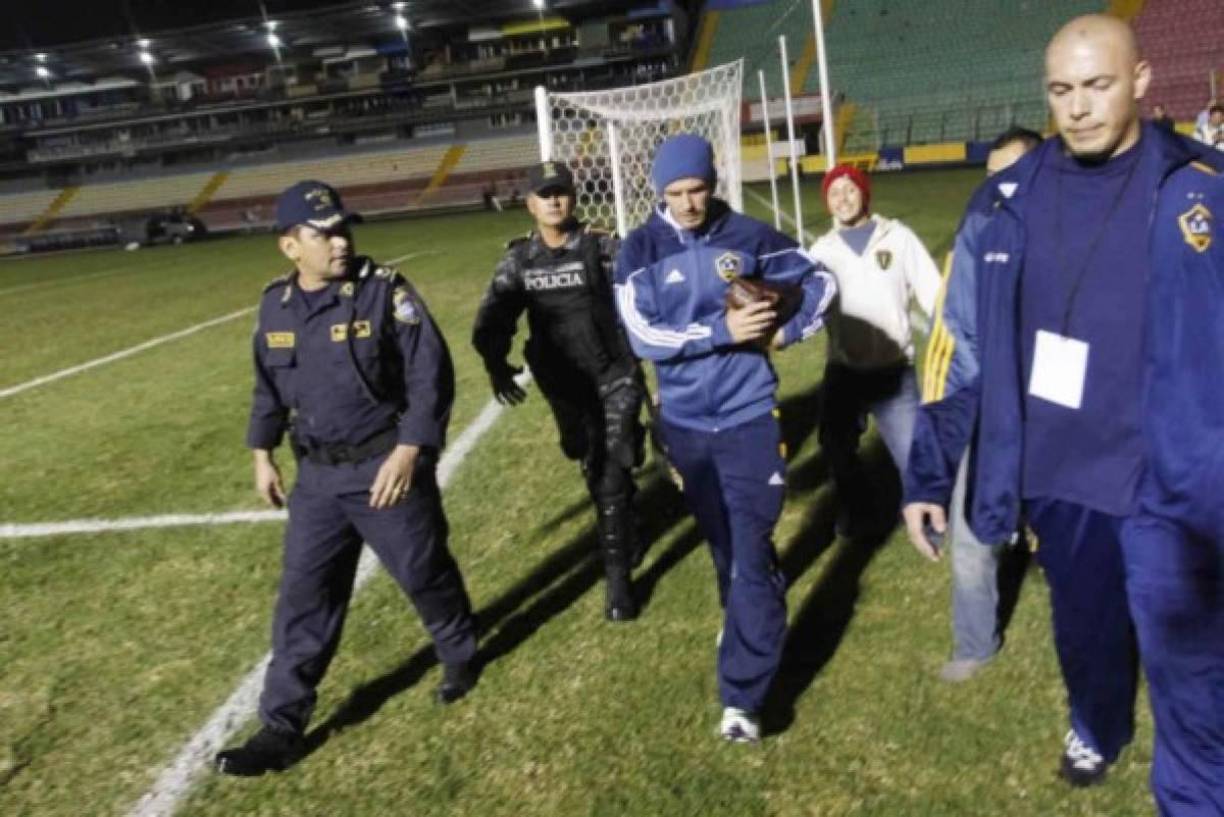 El jugador fue simpático y agradeció a los aficionado en señal de agradecimiento por adorarlo.