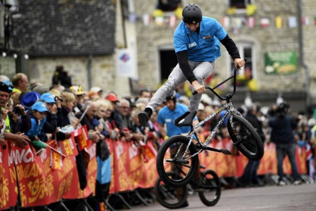 FREESTYLE. Engalanando el Tour de Francia. Los freestyle realizan sus acrobacias durante la ceremonia de presentación del equipo en Sainte-Mere-Eglise, en Normandía, dos días antes del inicio de la edición 103 de la carrera de ciclismo del Tour de Francia. Fotos: AFP