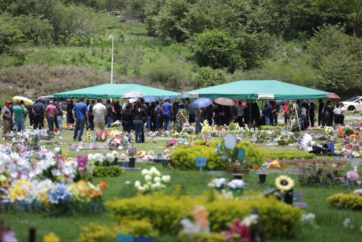 La pareja conformada por Roger Coleman y Annie Villatoro fue enterrada junta, mientras Alejandro Aceituno y Kenneth Cruz fueron sepultados en otros extremos del cementerio anteriormente mencionado.