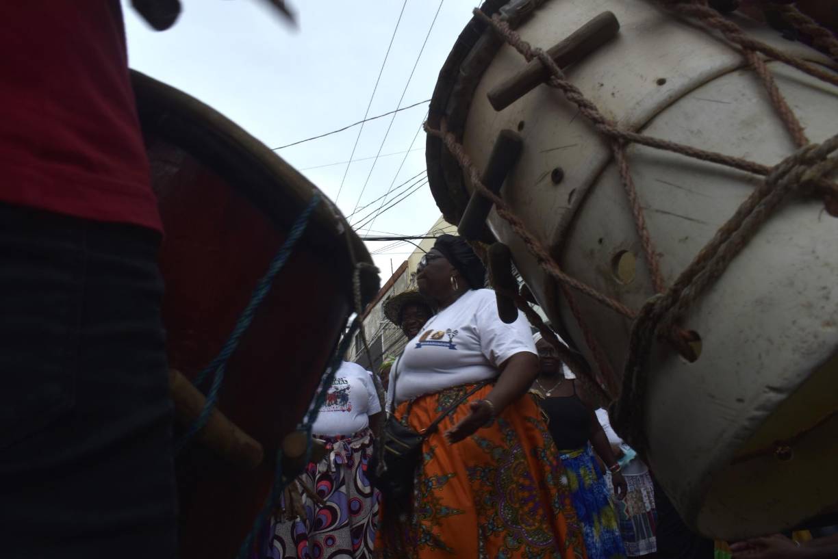 Al ritmo de sus tambores, los garinagú alegraron las calles de La Ceiba, pero también exigieron una mayor atención del Gobierno. “Pues todavía hay comunidades sin electricidad”, dijo la dirigente Gregoria Jiménez. 
