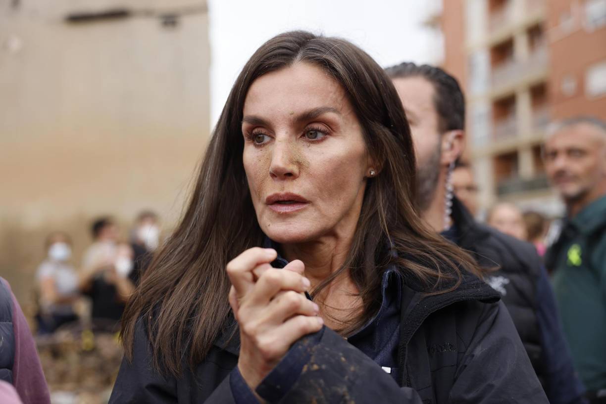 La reina fue fotografiada con la cara manchada de barro luego de que vecinos indignados recibieron con insultos a la comitiva y se encararon con ella lanzando lodo con palas.