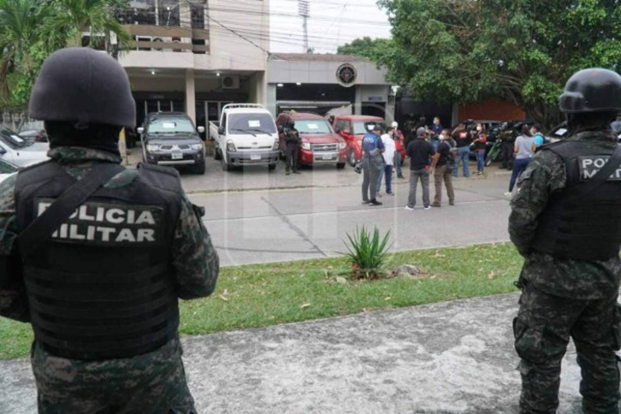 Agentes de la Fuerza Nacional Anti Maras y Pandillas (FNAMP), en coordinación con el Ministerio Público (MP), la Policía Militar de Orden Público (PMOP), bajo la dirección de FUSINA, allanaron viviendas en la residencial los Alpes, barrio Río de Piedras, barrio Medina y barrio Las Flores.
