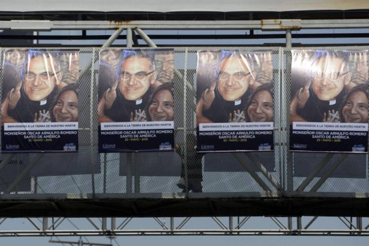 Las principales vías de la capital estaban adornadas con imágenes de Romero que en distintos idiomas dan la bienvenida a los visitantes a San Salvador.