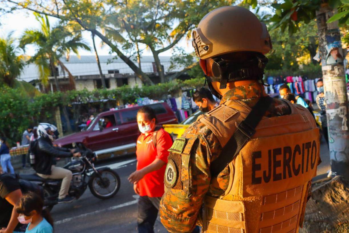 “En las próximas horas estaremos anunciando nuevas acciones para contener esta escalada de violencia y devolverle la tranquilidad a los salvadoreños”, añadió.