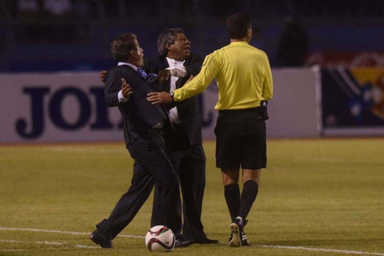 Primi sacó su sacó su lado salvaje y no tuvo reparo en detener al colombiano que llegó a su área.