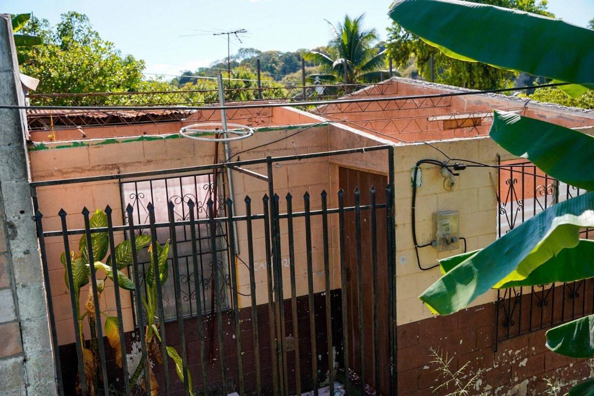 Hasta hace un mes y medio, en La Campanera imperaban la anarquía y el temor. Para no vivir bajo los designios de Barrio 18, muchas familias abandonaron sus casas, que luego fueron ocupadas por la pandilla. Sus “palabreros” (cabecillas) incluso las rentaban a quienes se sometían a sus reglas de convivencia.