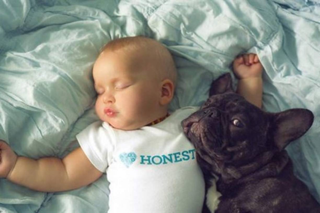 Dilan y su mascota Farley comparten la siesta.