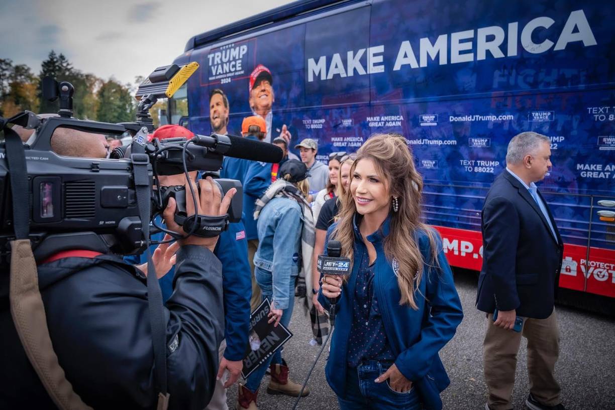 Con la elección de la gobernadora republicana, Trump se asegura que una persona leal dirija una agencia que él prioriza y que es clave para su agenda nacional, según el medio estadounidense.