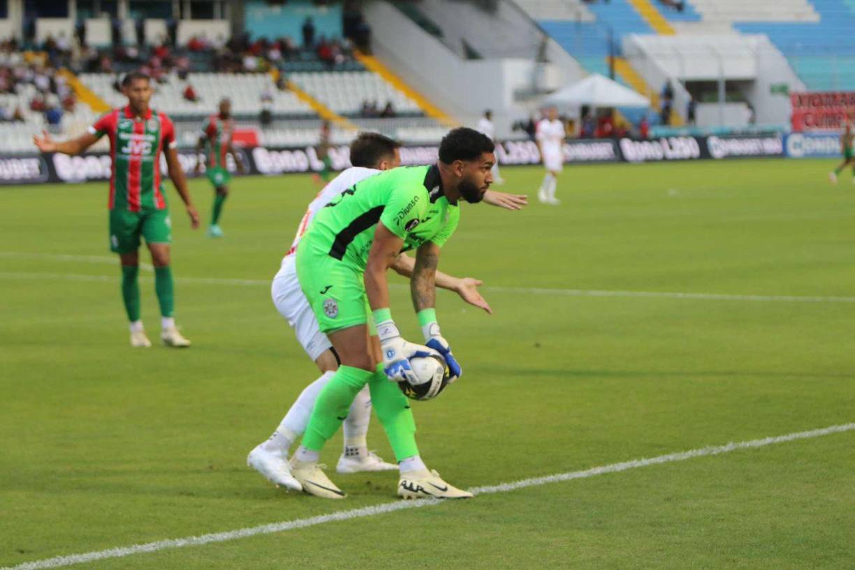 Asimismo, reclamaba esta acción, luego de que Samudio tomara el balón al borde de la línea.