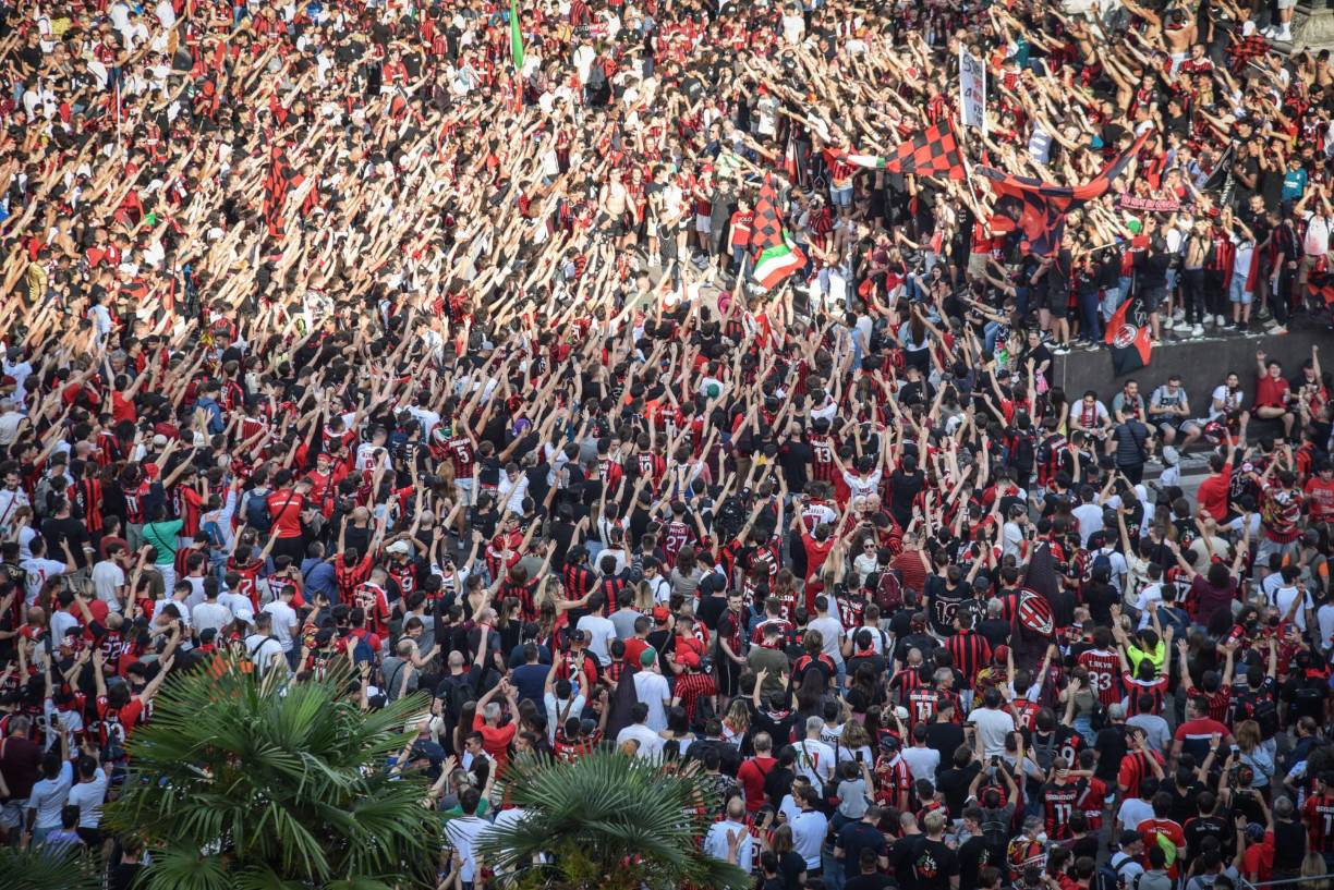 Un día después de obtener el Scudetto, los aficionados del equipo rossonero salieron a las calles de Milán para celebrar con el equipo.