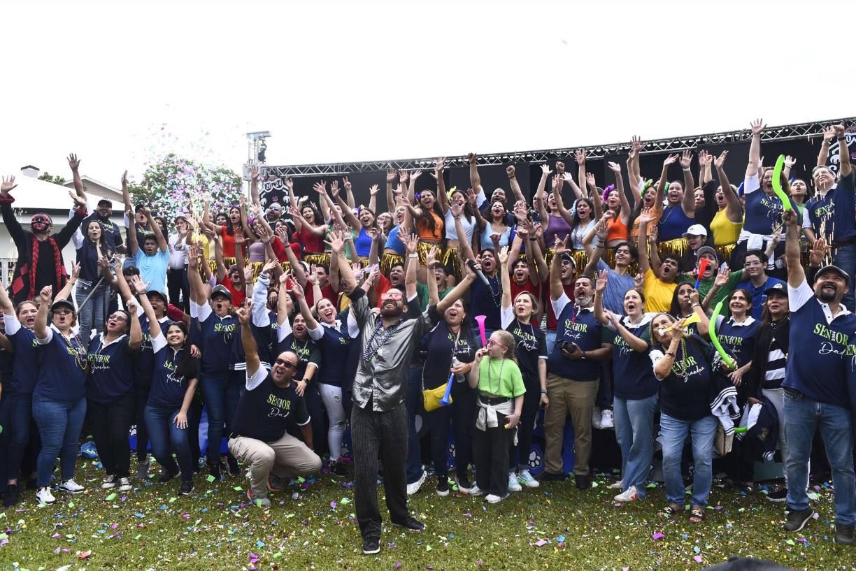 Dj Luna fue el encargado de animar la “Senior Entrance” de los estudiantes de la Academia Americana, quienes retornaron a la escuela con mucha ilusión, pues el otro año celebrarán su esperada graduación. 