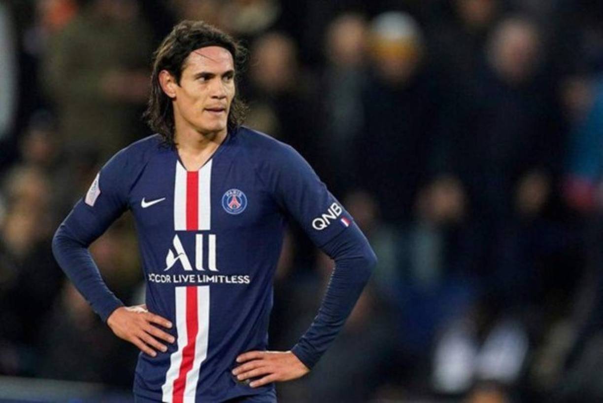 El delantero uruguayo del París Saint-Germain, Edinson Cavani, que en enero había expresado su intención de abandonar el club, no descarta ahora seguir en el equipo y está esperando un gesto de la dirección para evaluar su futuro, señaló este domingo el diario 'L'Équipe'.