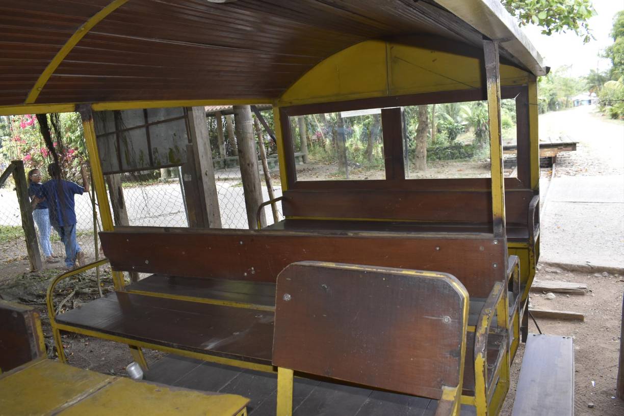 El tren turístico es el unico medio para llegar al Refugio de Vida Silvestre Cuero y Salado. Son 45 minutos de viaje en este medio de transporte antiguo.