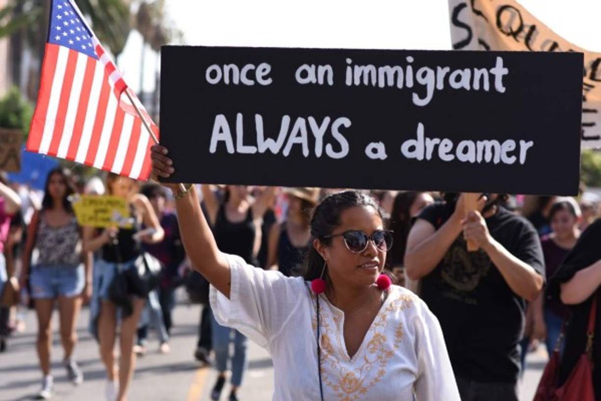 Miles de personas marcharon este domingo en Los Ángeles en contra de la decisión del presidente estadounidense Donald Trump de eliminar el programa DACA, que protege a jóvenes indocumentados que llegaron al país de niños.<br/>